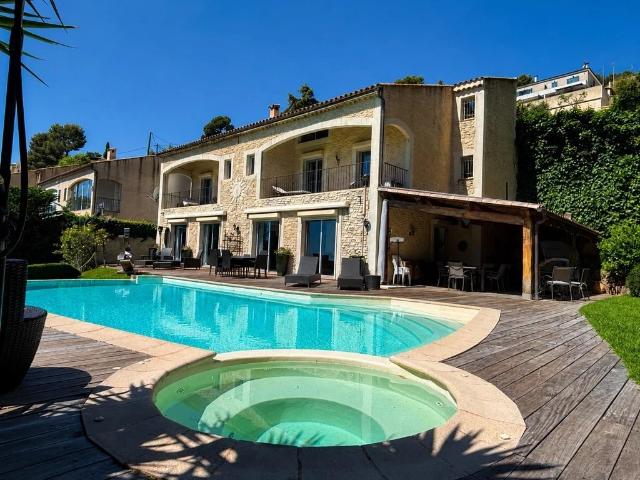 Maison 7 pièces 276 m²