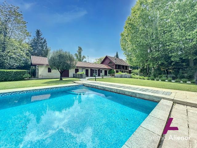 Maison 7 pièces 284 m²