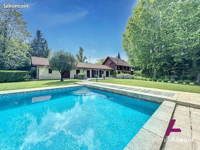 Maison 7 pièces 284 m²