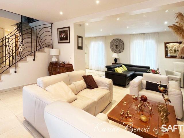 Maison 7 pièces 280 m²