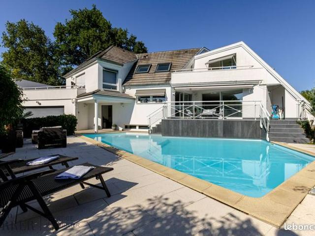 Maison 7 pièces 300 m²