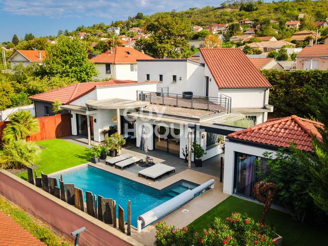 Maison 7 pièces 301 m²