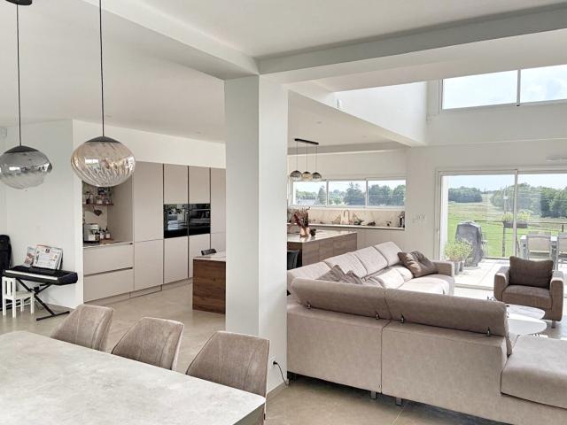 Maison 7 pièces 303 m²