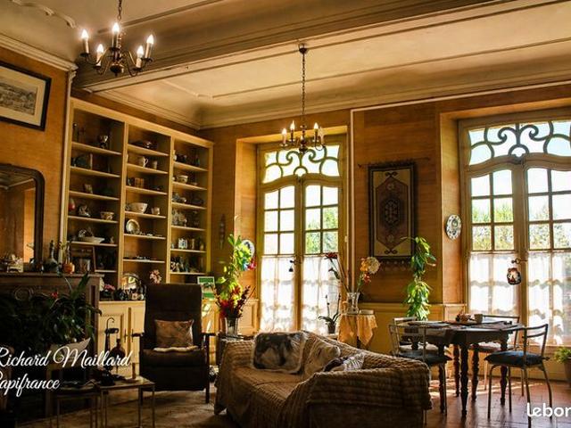 Maison 7 pièces 303 m²