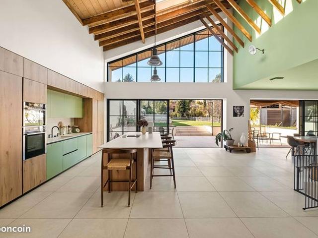 Maison 7 pièces 310 m²