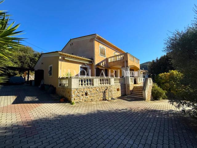 Maison 7 pièces 300 m²
