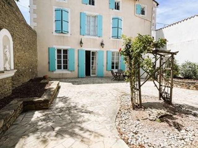 Maison 7 pièces 310 m²