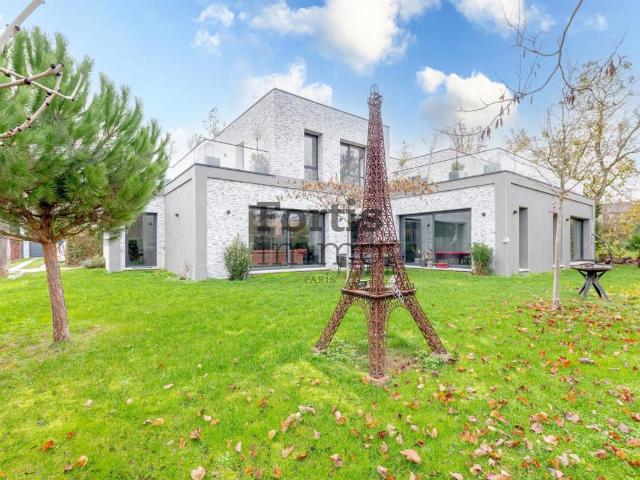 Maison 7 pièces 325 m²