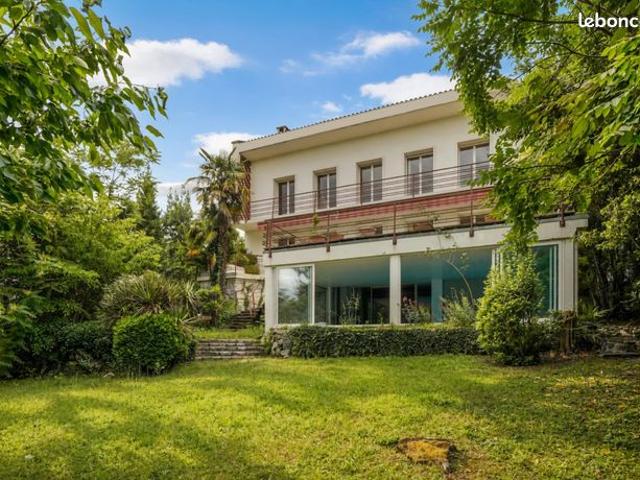Maison 7 pièces 325 m²