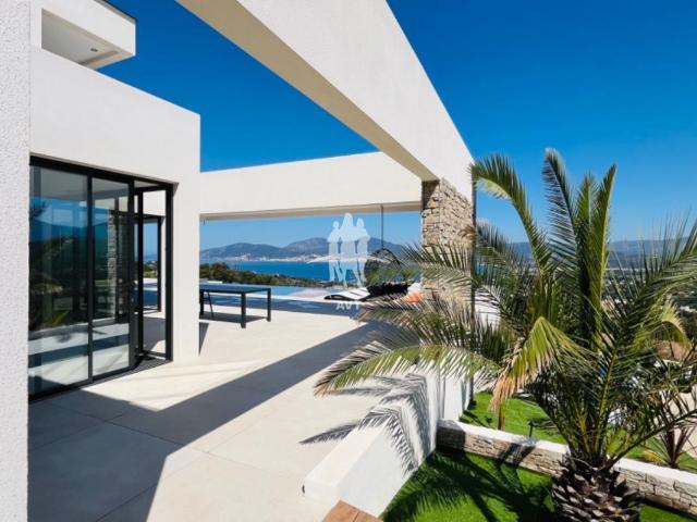 Maison 7 pièces 329 m²