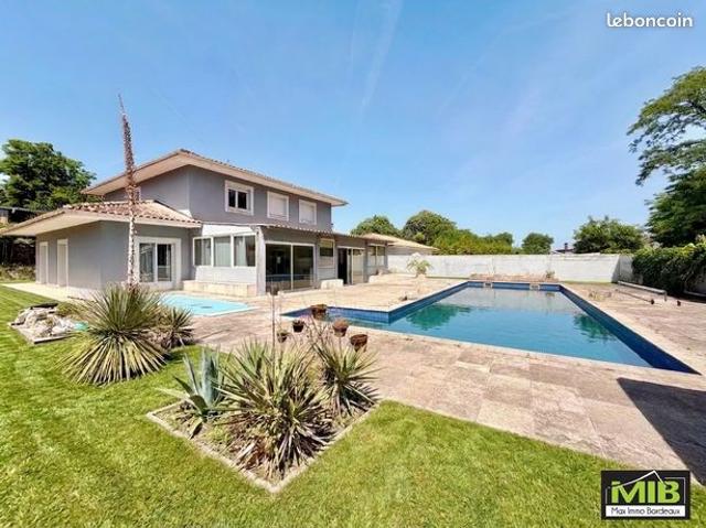 Maison 7 pièces 320 m²