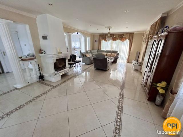 Maison 7 pièces 335 m²