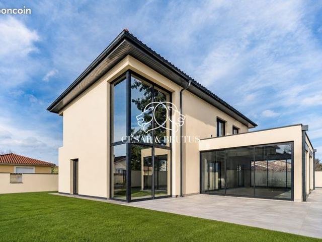 Maison 7 pièces 330 m²