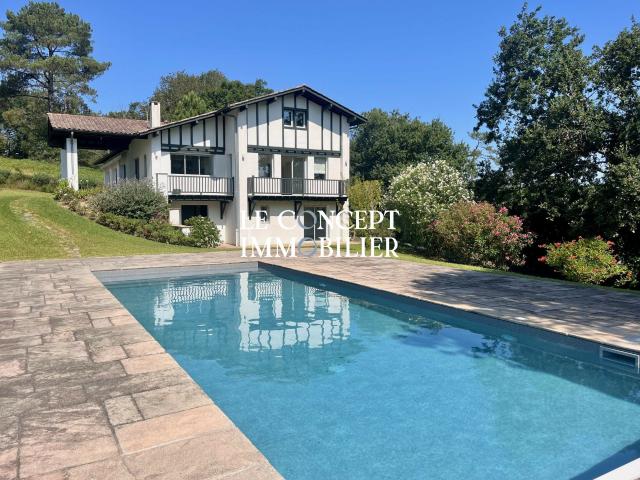 Maison 7 pièces 330 m²