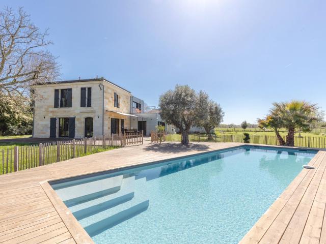 Maison 7 pièces 330 m²