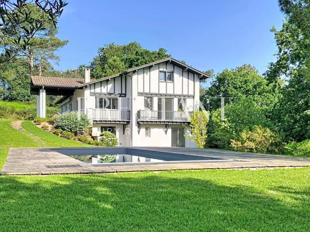 Maison 7 pièces 330 m²