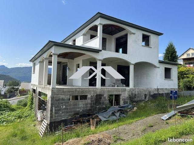 Maison 7 pièces 330 m²