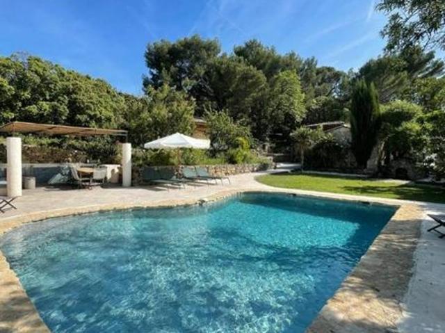 Maison 7 pièces 330 m²