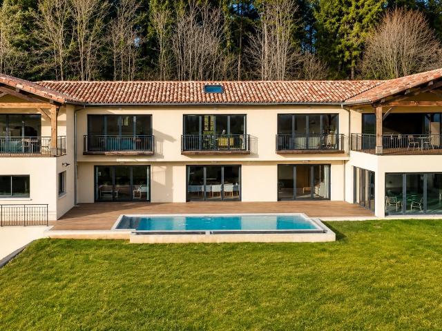 Maison 7 pièces 332 m²