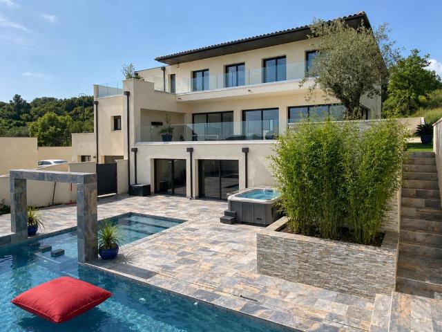 Maison 7 pièces 348 m²
