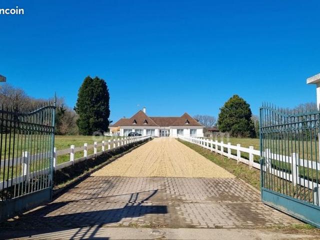 Maison 7 pièces 355 m²