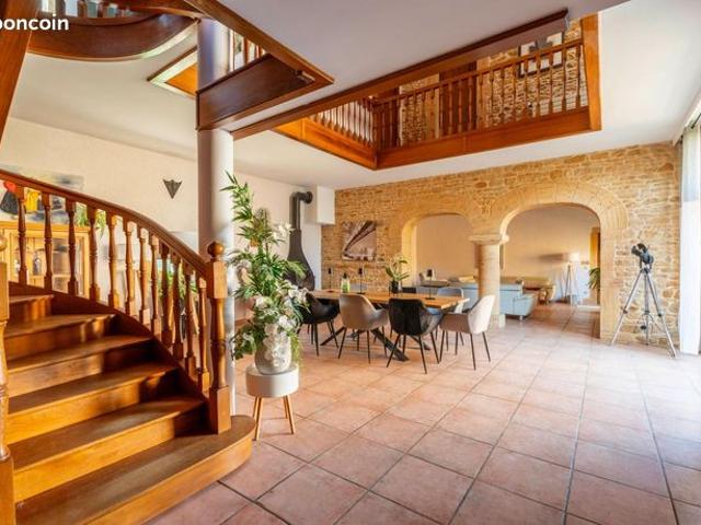 Maison 7 pièces 352 m²