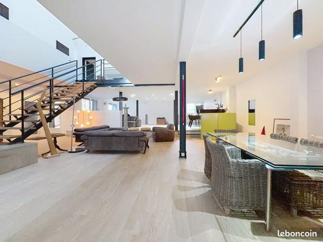 Maison 7 pièces 375 m²