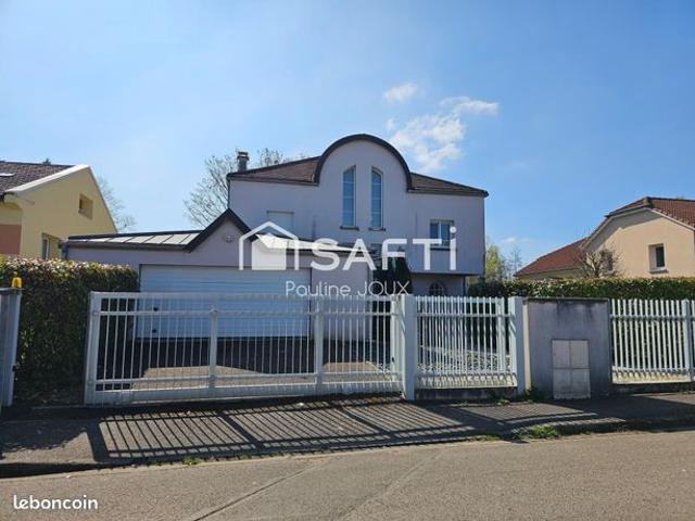 Maison 7 pièces 375 m²