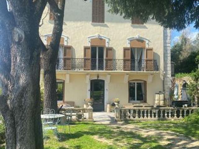 Maison 7 pièces 370 m²