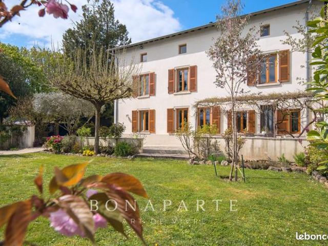 Maison 7 pièces 380 m²
