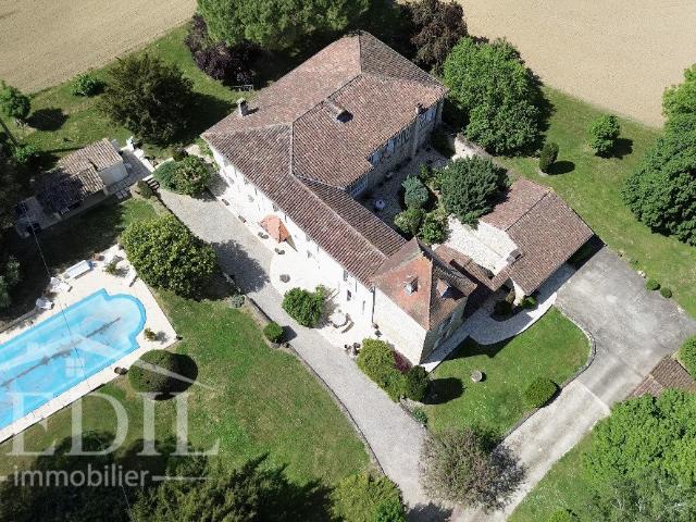 Maison 7 pièces 381 m²