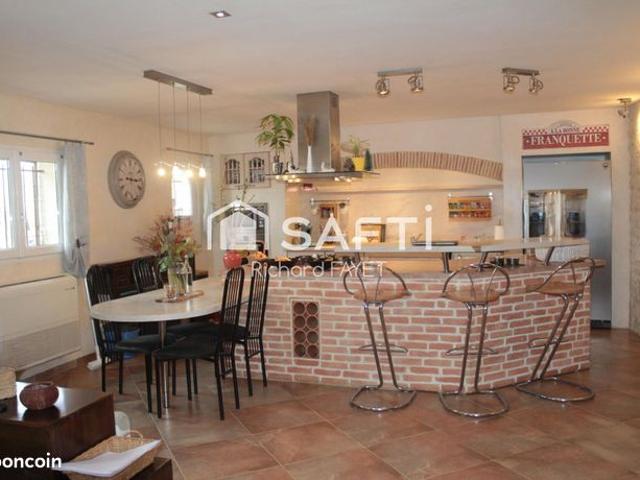 Maison 7 pièces 497 m²