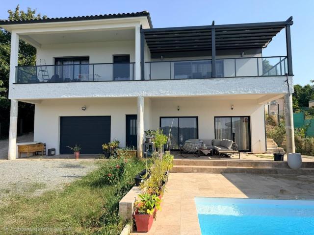 Maison 7 pièces de 164 m2 avec un grand garage et une piscine