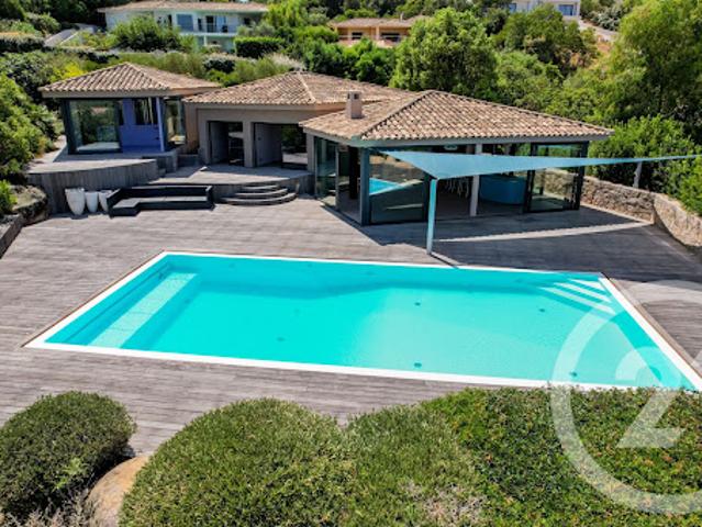 Maison contemporaine avec piscine et terrasse