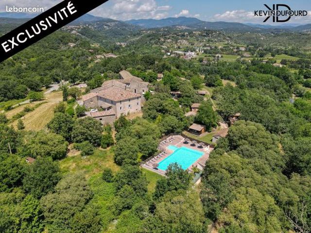 Maison 40 pièces 1 000 m²