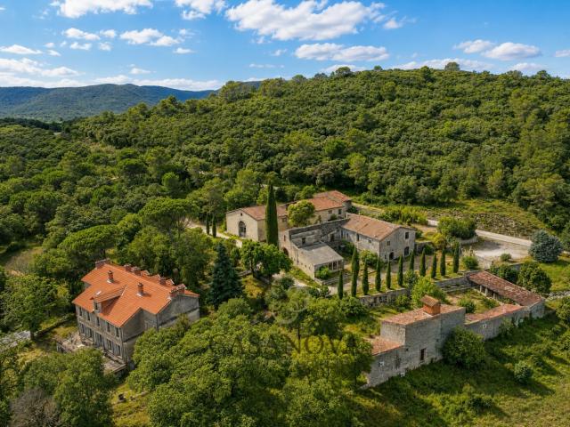Maison 40 pièces 3 000 m²