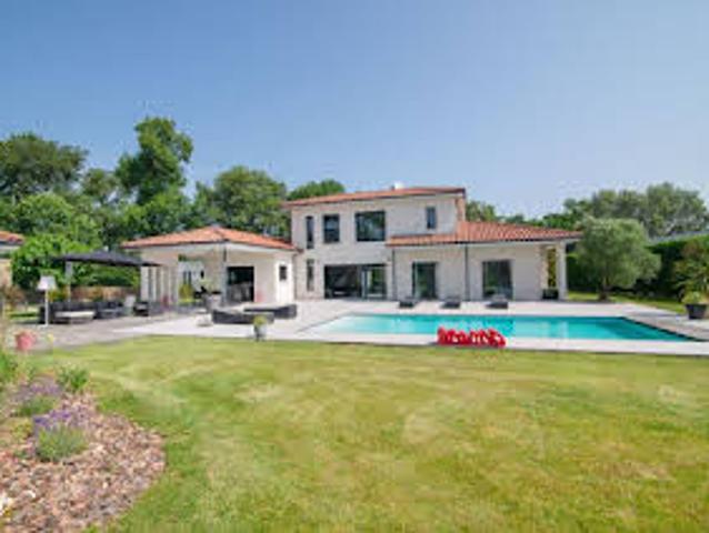 Maison contemporaine avec terrasse