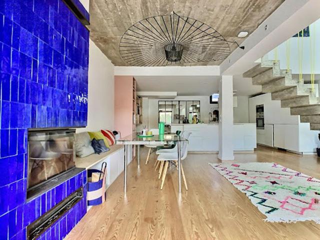 Maison contemporaine avec piscine et jardin