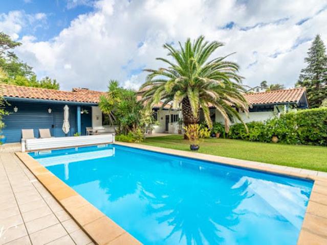 Maison avec piscine et jardin