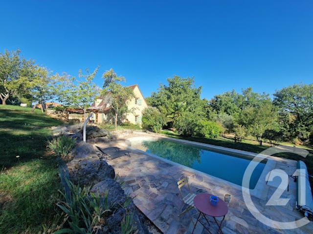 Maison contemporaine avec piscine et jardin