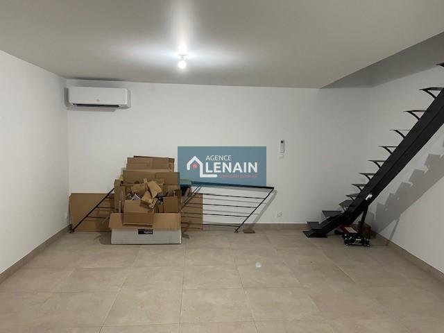maison 45.84 m² comprenant salon et coin cuisine.