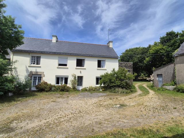 Maison 4/5 pièces avec dépendances proche de DOËLAN et du sentier côtier
