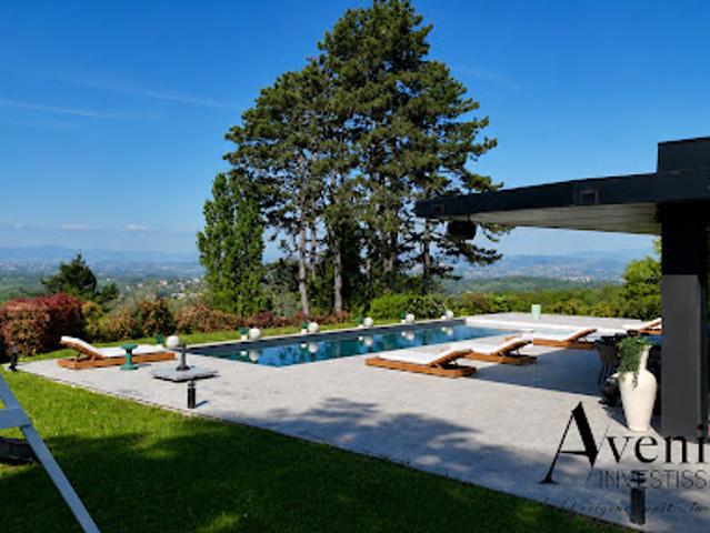 Maison contemporaine avec piscine et jardin