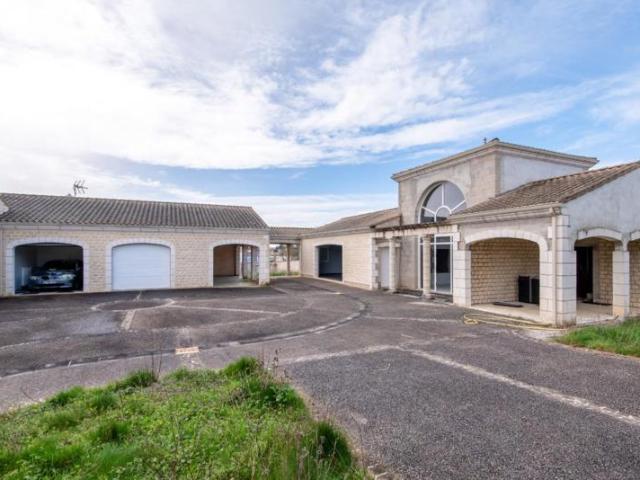 Maison 473 m² Saint Julien l'Ars 86