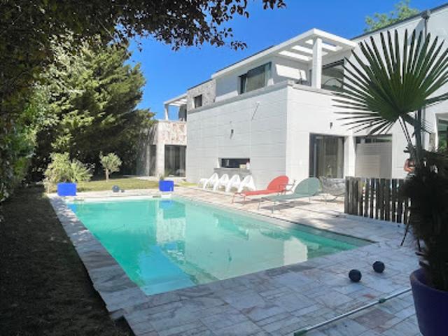Maison avec piscine et jardin