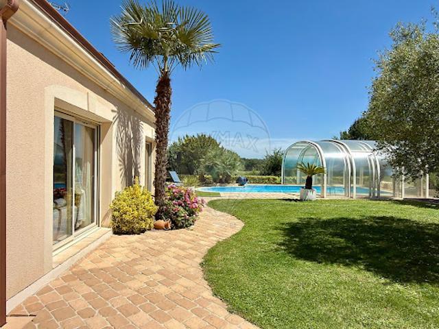 Maison avec piscine et jardin