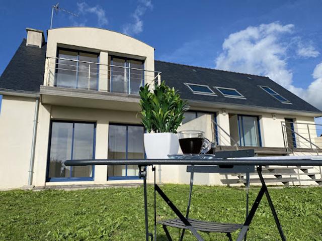Maison contemporaine avec jardin et terrasse