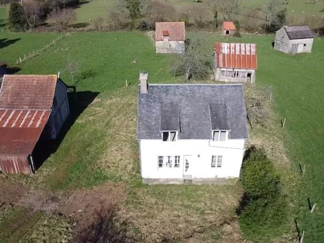 Maison + 4 bâtiments sur 13000m2