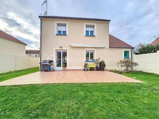 ! Maison 4 chambres avec double garage et grenier !