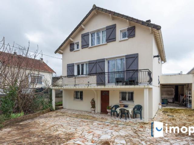 Maison 4 chambres avec grand jardin, garage triple à 5 min des transports